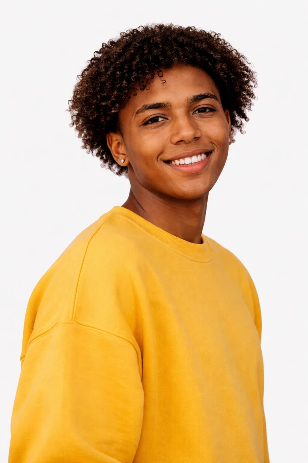 Jovem de blusa laranja